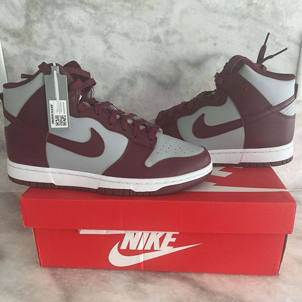 maroon and gray nike dunks never worn !
